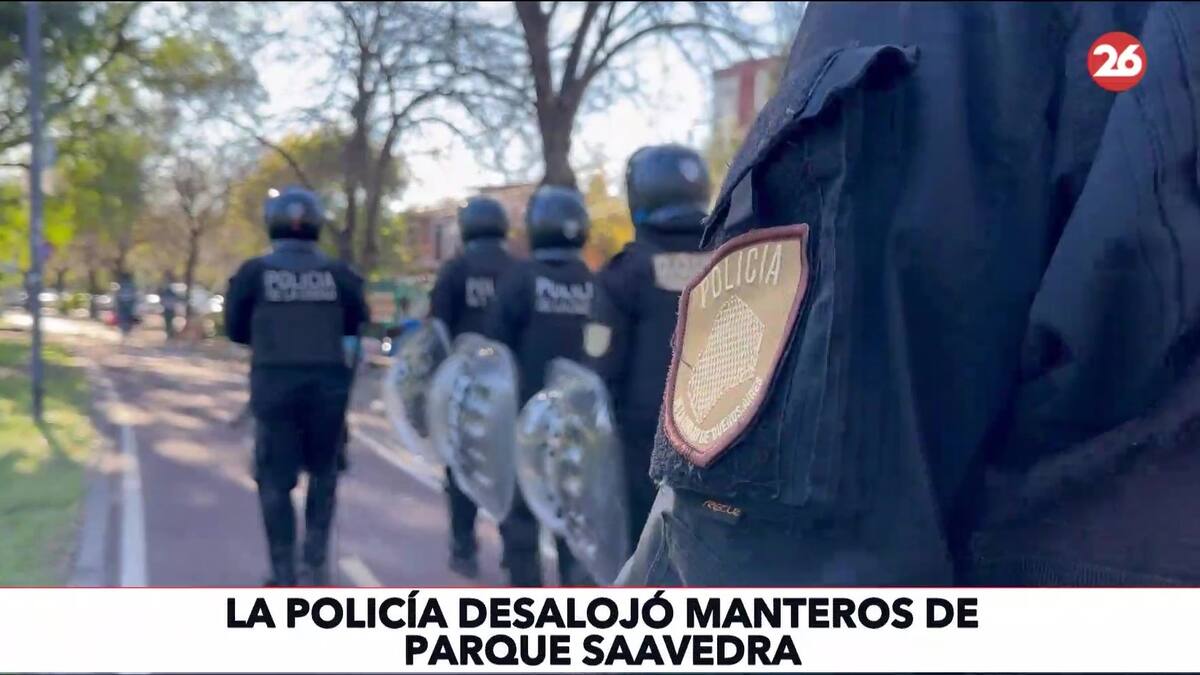 La Ciudad desalojó a los manteros que vendían de manera ilegal en el Parque Saavedra