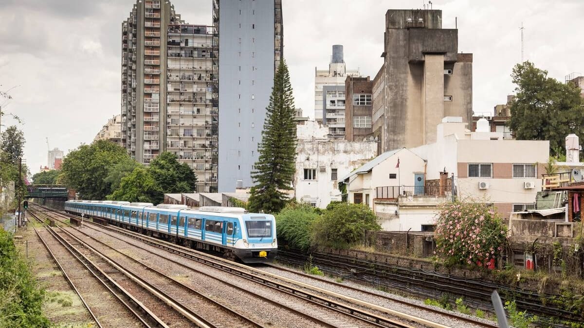 La Ciudad quiere reactivar una obra millonaria para eliminar 20 barreras del tren Sarmiento entre Villa Luro y Caballito