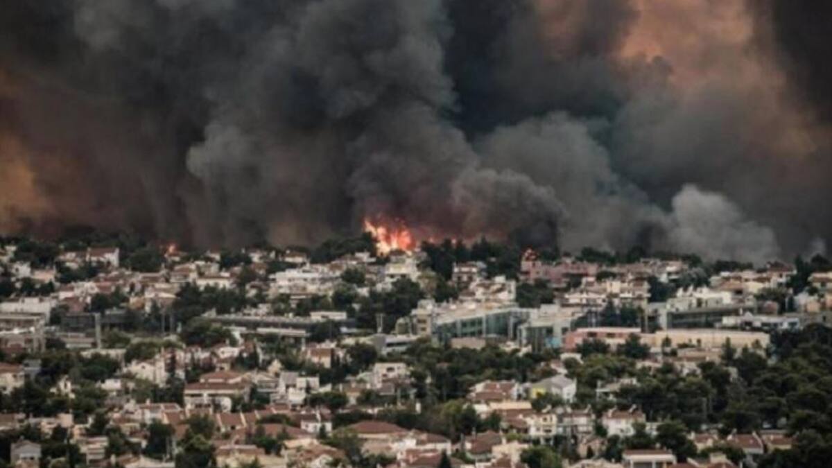 La columna de humo cubre las afueras de la ciudad capital de Grecia, Atenas.