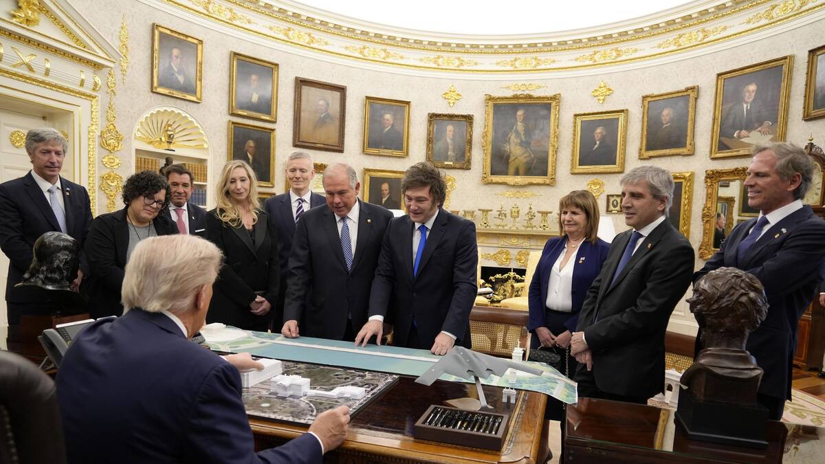 La comitiva argentina liderada por Javier Milei junto a Donald Trump en el Salón Oval de la Casa Blanca.