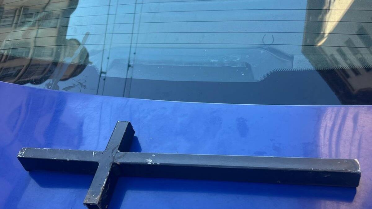 La cruz que utilizó el agresor. Foto: X / @PoliciaCbaOf.