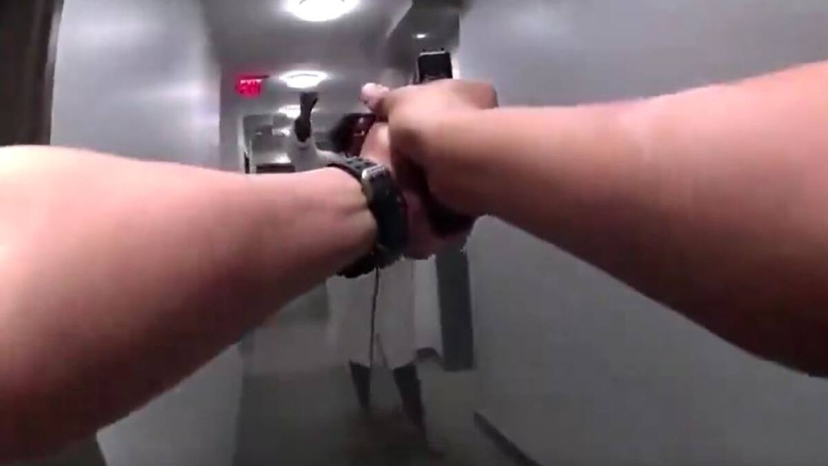 La defensa propia de un oficial tras ser atacado con un cuchillo. Foto: captura de video.