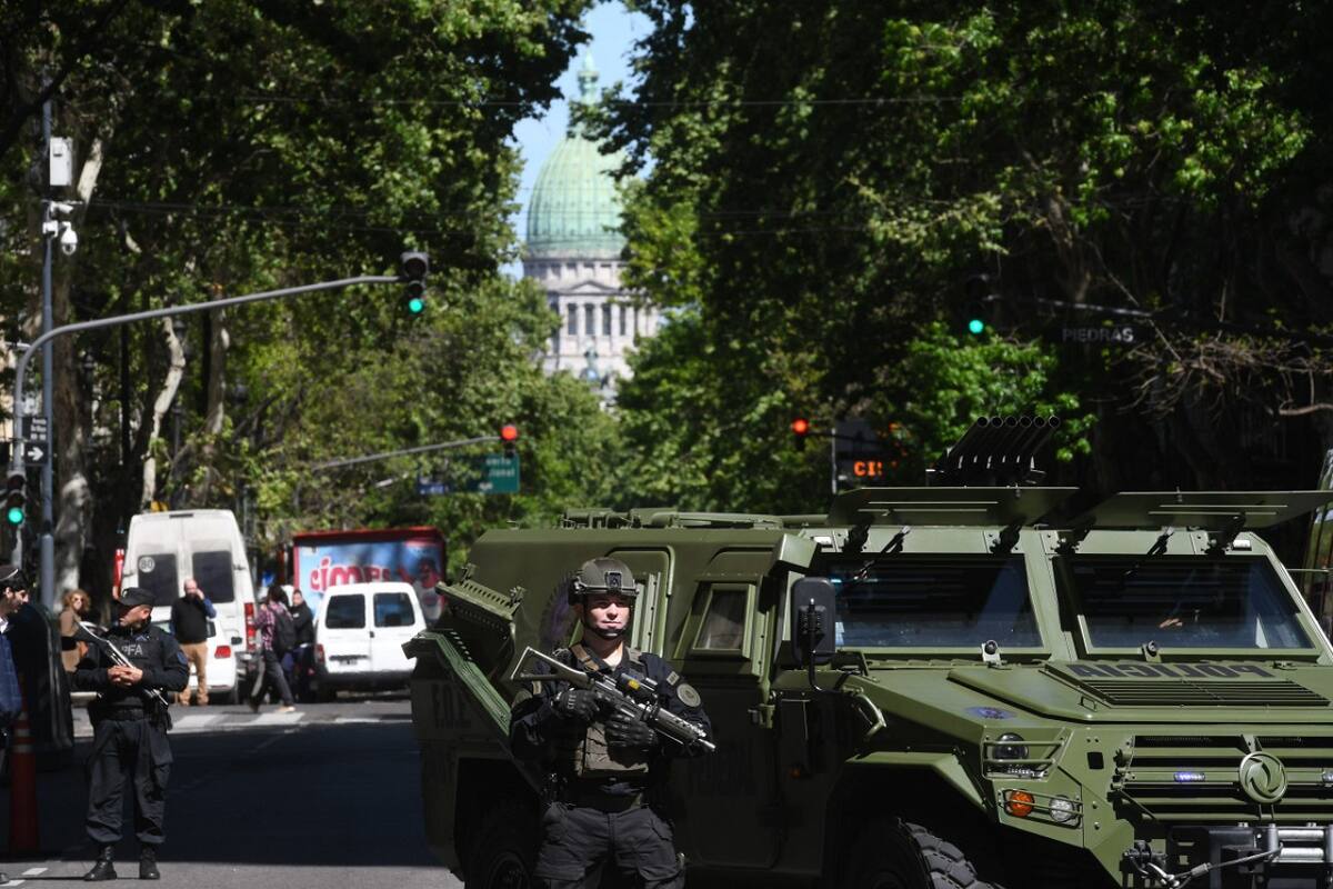 La embajada de Israel custodiada por efectivos policiales. Foto: Télam.