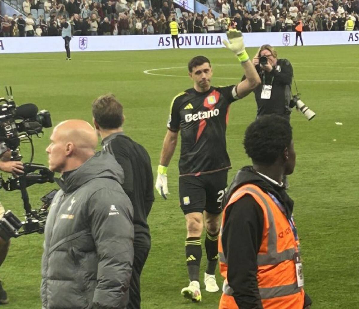 La emoción del Dibu Martínez. Foto: X @tkenny46