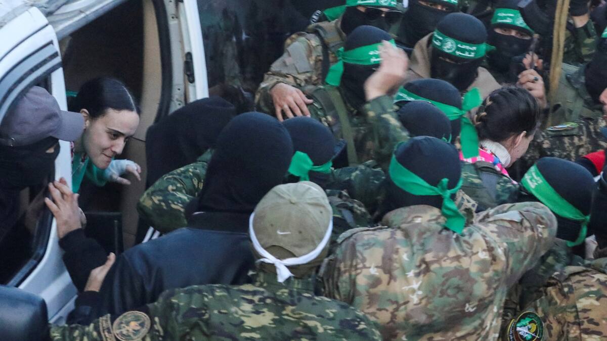 La entrega de las rehenes israelíes por parte de los milicianos de Hamás. Foto: Reuters.