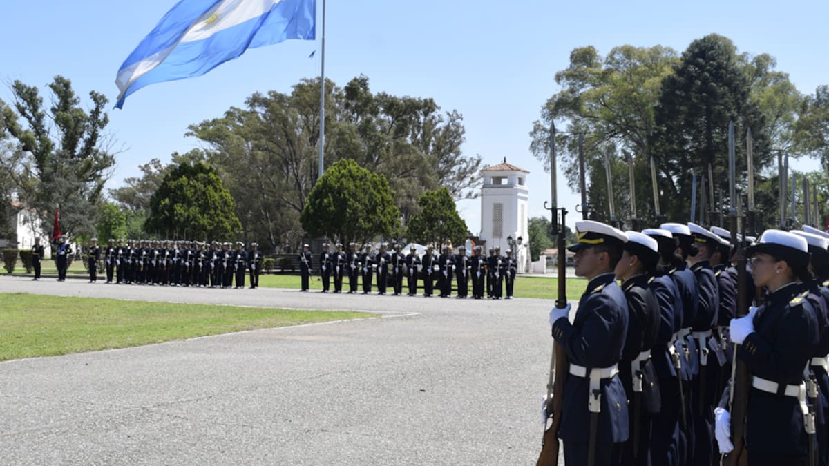 La Escuela de Aviación Militar.