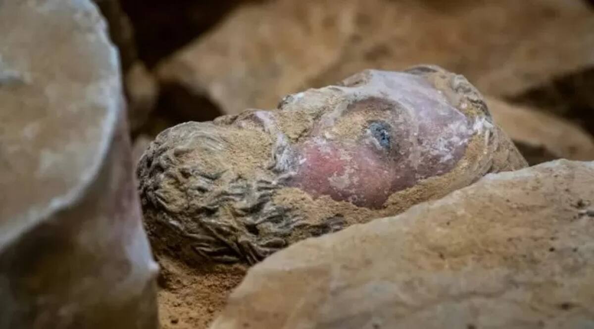 La escultura con la cara de Jesús hallada debajo de la catedral de Notre Dame. Foto: Denis Gliksman, Inrap.