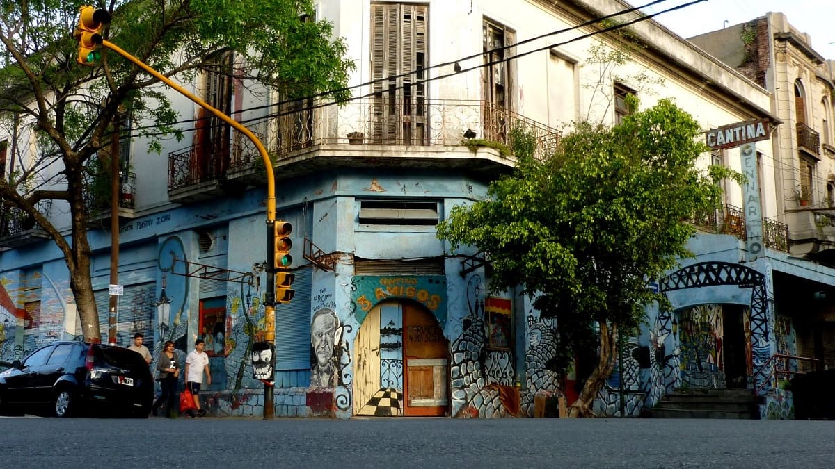 La esquina de Necochea y Suárez, en el barrio de La Boca.