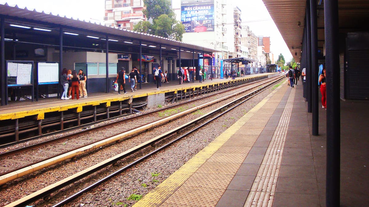 La Estación Morón, forma parte del ramal Once–Moreno de la línea Sarmiento.