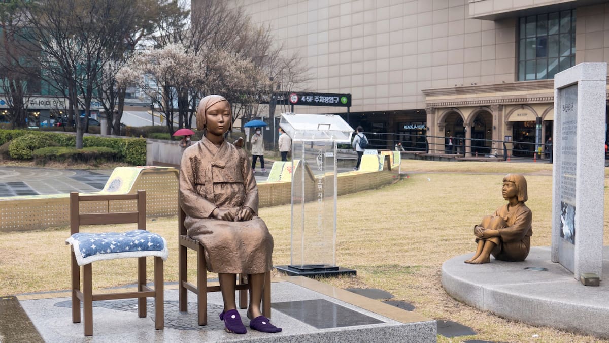 La Estatua de la Paz, o Estatua de las Mujeres de Consuelo, frente a la estación Wangsimni en el distrito de Seongdong, Seúl, Corea del Sur. Foto: Lee Jae-Won/AFLO