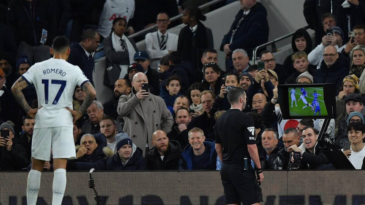 La expulsión del Cuti Romero ante Chelsea. Foto: EFE