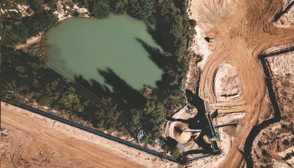 La extracción de arena natural se realiza normalmente de los lechos y orillas de los ríos. Foto: Unsplash.