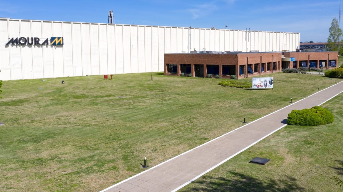 La fábrica de baterías Moura cerró dos plantas de producción en Pilar y analizar importar desde Brasil