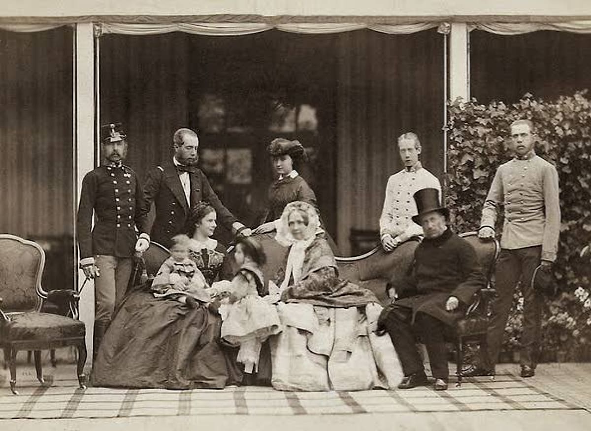 La familia imperial austriaca: de lado izquierdo Francisco José y su esposa Isabel de Baviera, mejor conocida como Sissi. Foto X @Cuauhtemoc_1521