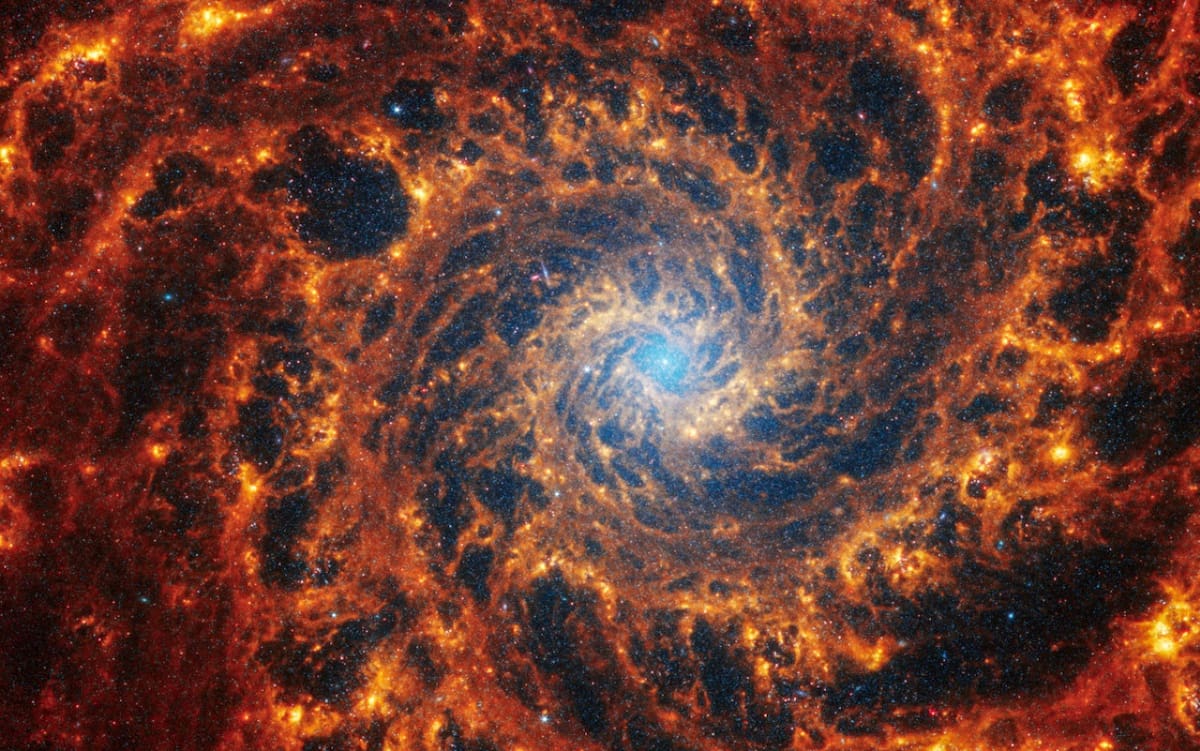 La galaxia espiral NGC 628, capturada desde el Telescopio James Webb. Foto: Reuters.
