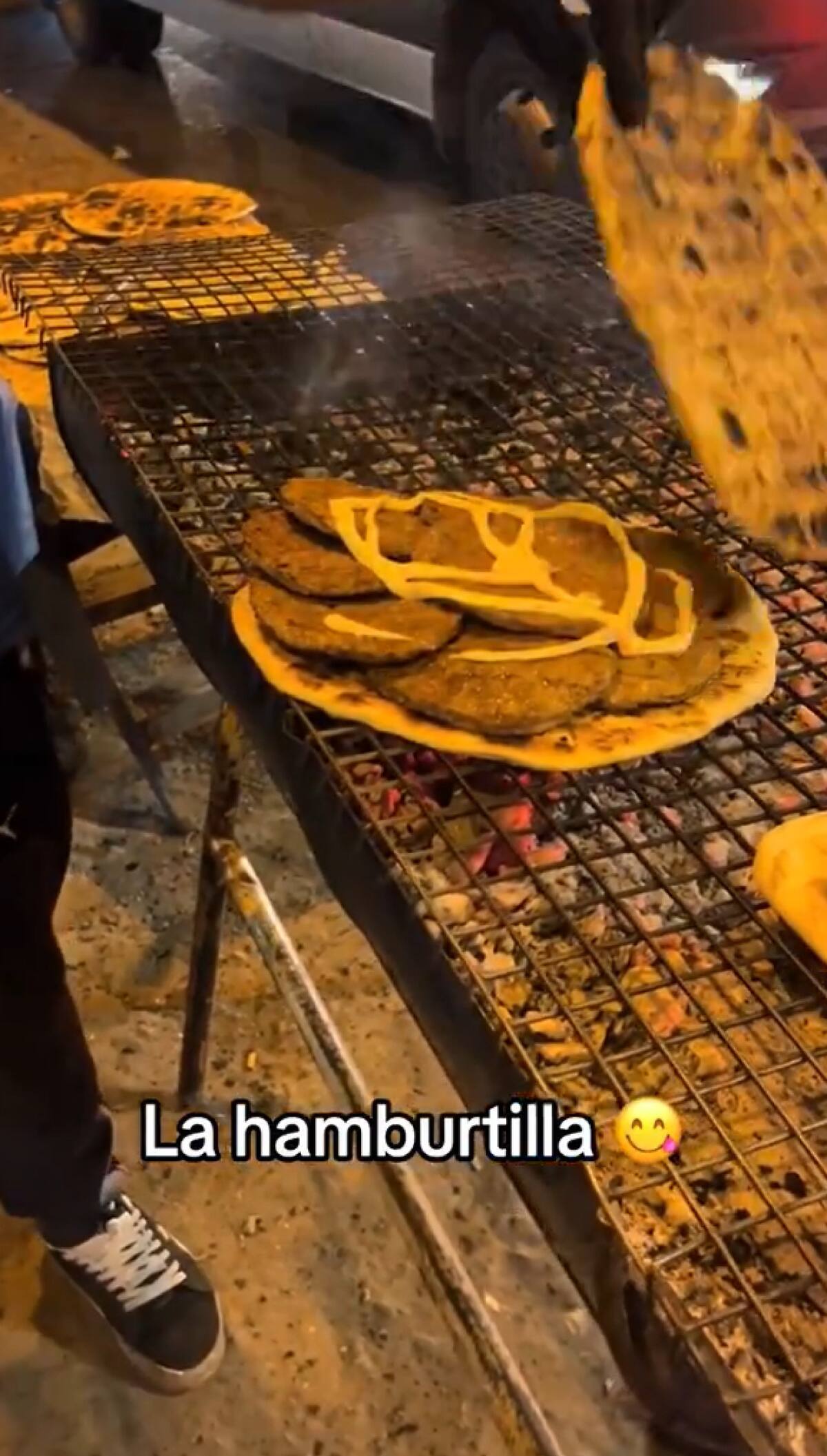 La "hamburtilla" es un nuevo invento de la gastronomía argentina. Foto: captura TikTok.
