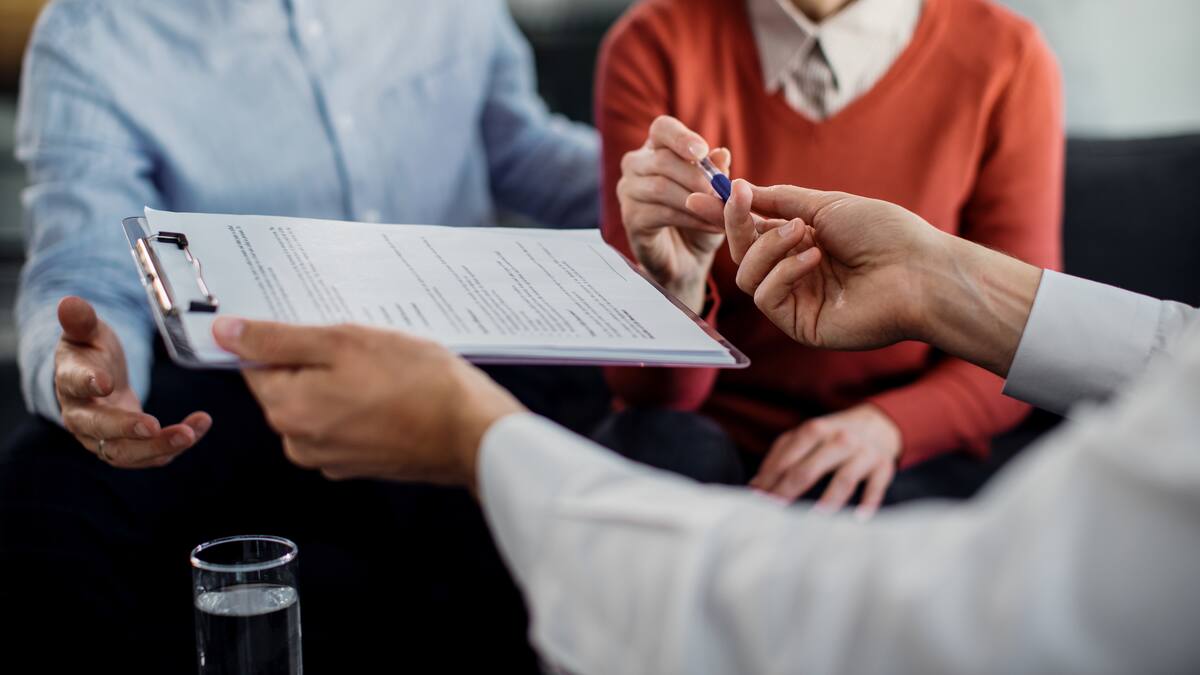 Aburridos, pero necesarios: los pasos legales que hay que hacer antes de vender una casa heredada