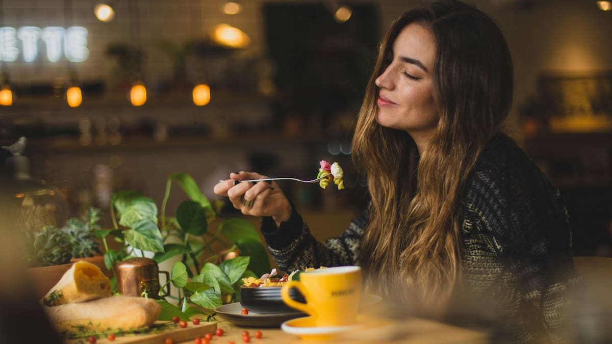 La hora ideal para cenar, según Harvard. Foto: Unsplash
