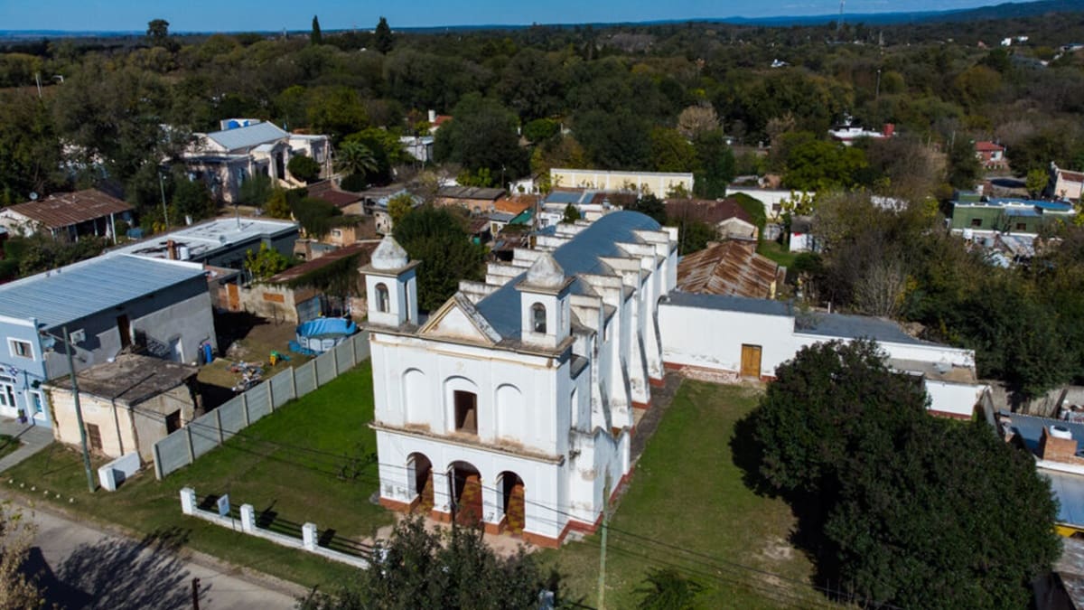 La historia comenzó en 1885, cuando Samuel Isidro Sánchez llegó al pueblo con el objetivo de construir un nuevo templo para reemplazar una antigua capilla que ya no respondía a las necesidades de los habitantes.