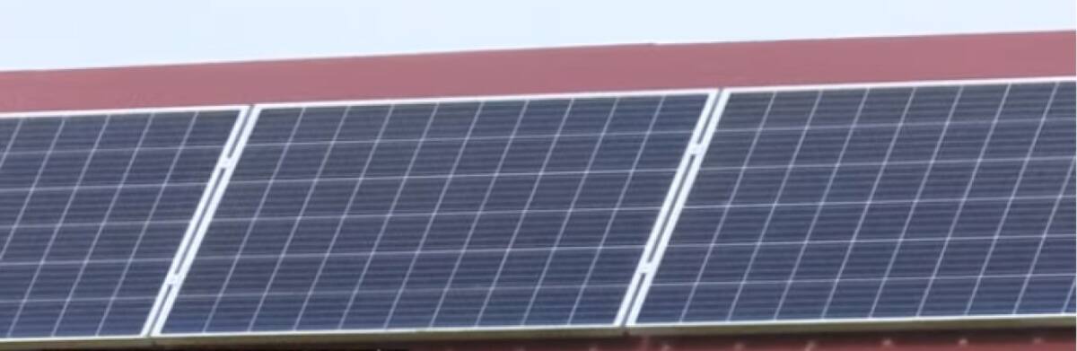 La institución cuenta con 18 paneles solares y cuatro baterías de reserva. Foto: Captura.