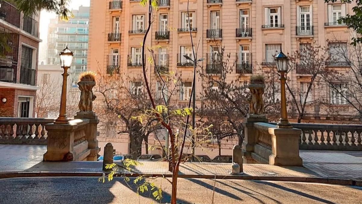El barrio de CABA que esconde su propia “isla” urbana: un rincón elegante para perderse entre sus calles