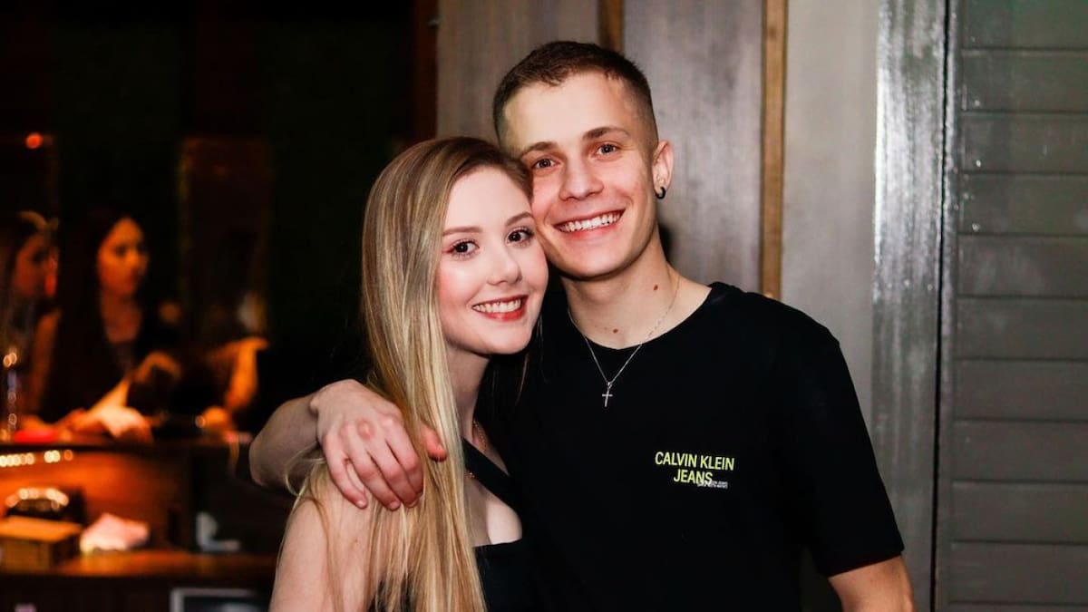 La joven junto a su pareja. Foto: Instagram/laura.zaffari