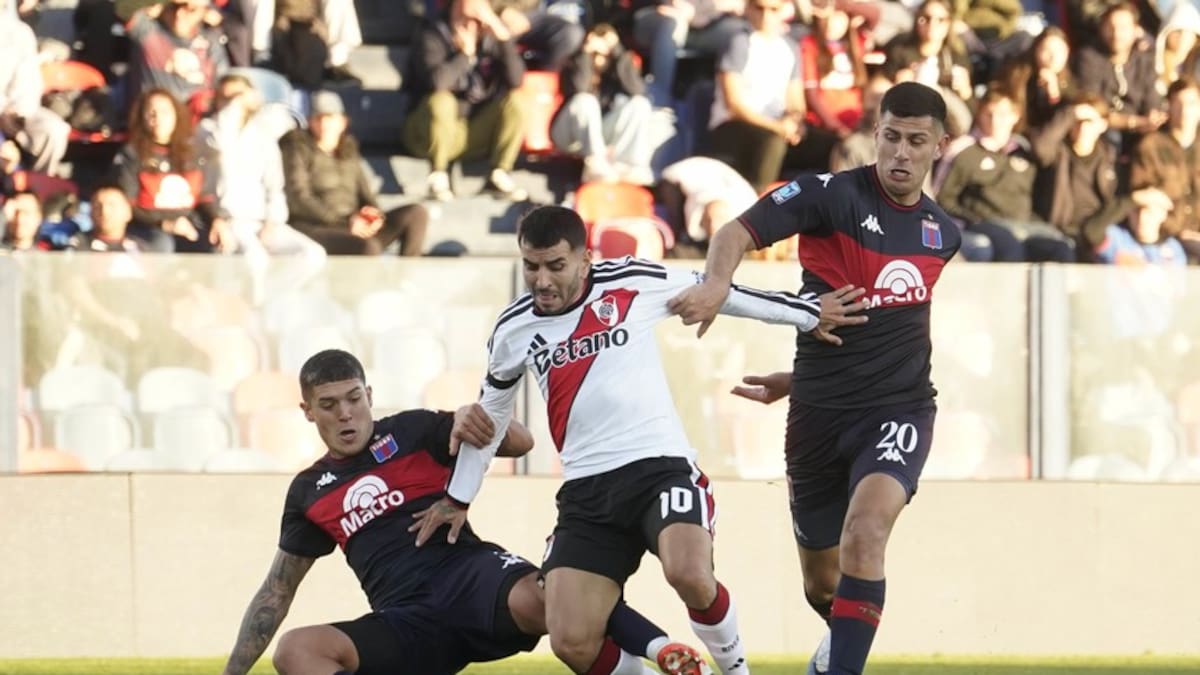 Polémica: el claro penal a Ángel Correa que el VAR ignoró en la derrota de River ante Tigre