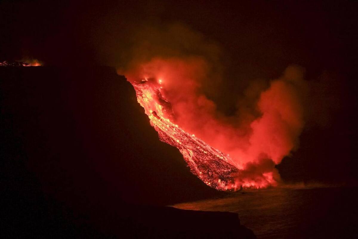 La lava comienza a invadir el mar, España, EFE