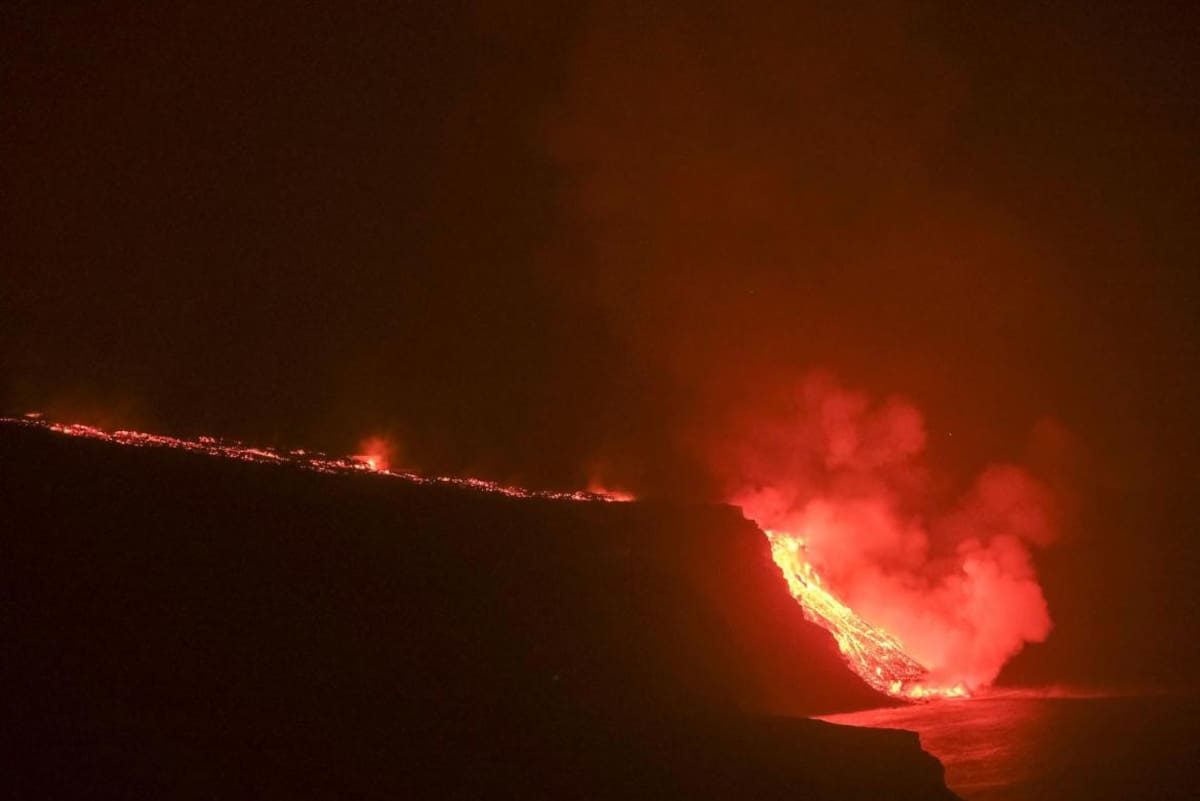 La lava comienza a invadir el mar, España, EFE
