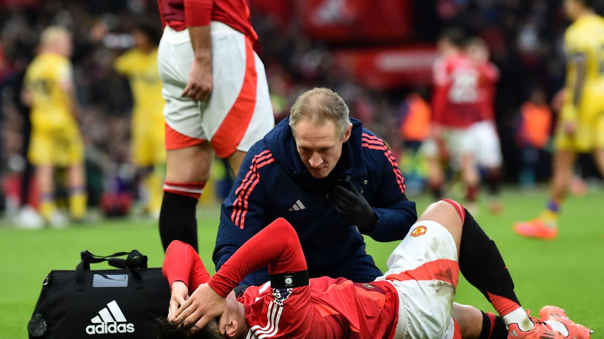 La lesión de Lisandro Martínez. Foto: Reuters/Peter Powell