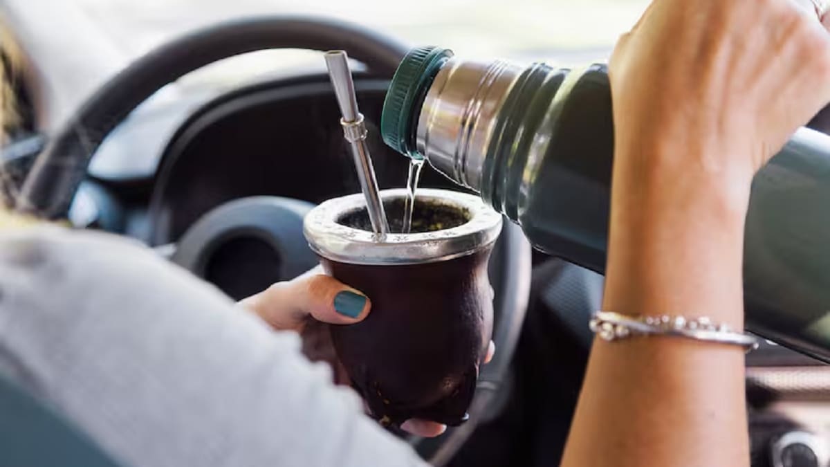La Ley Nacional de Tránsito no prohíbe explícitamente el consumo de mate.