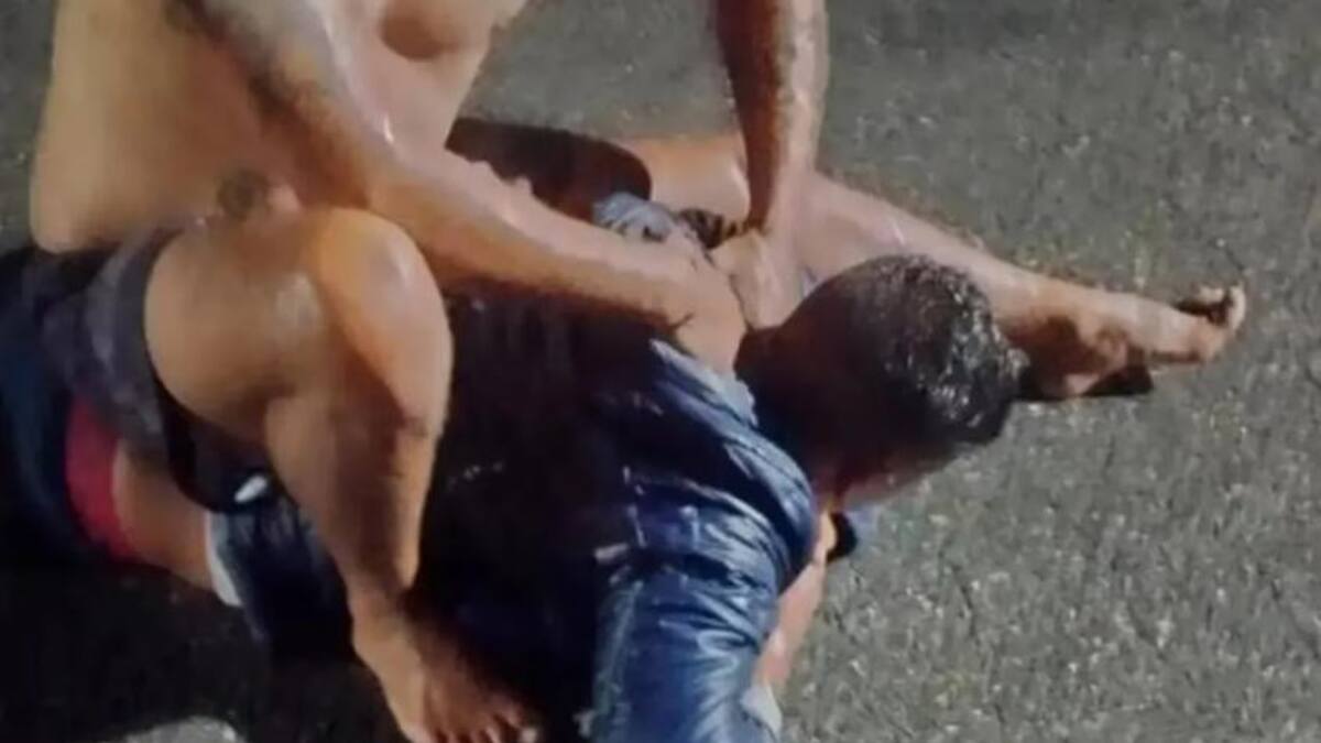 La llave "mataleón" que le aplicó el profesor de artes marciales al delincuente. Foto: Gentileza El Doce.