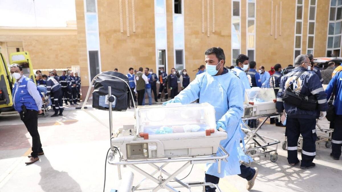La llegada de los bebés prematuros evacuados de Gaza a Egipto. Foto: Reuters.