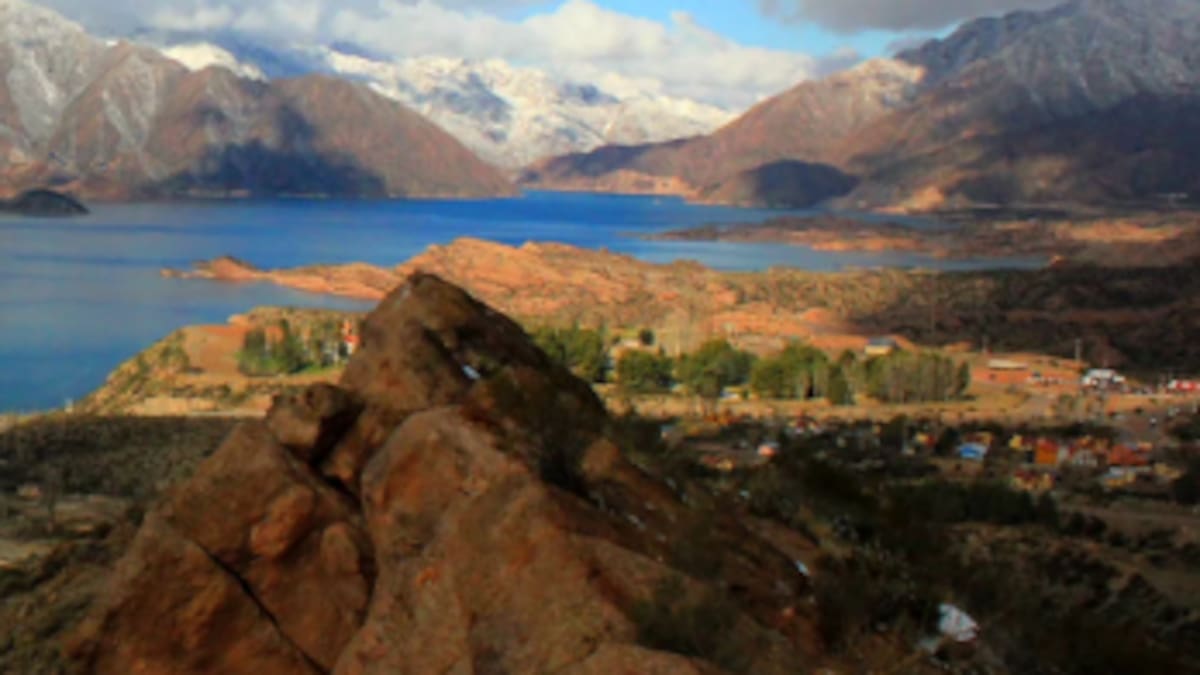 Tiene poco más de 2.000 habitantes, está a los pies de la cordillera y fue elegido por Mirtha Legrand para filmar un clásico del cine argentino