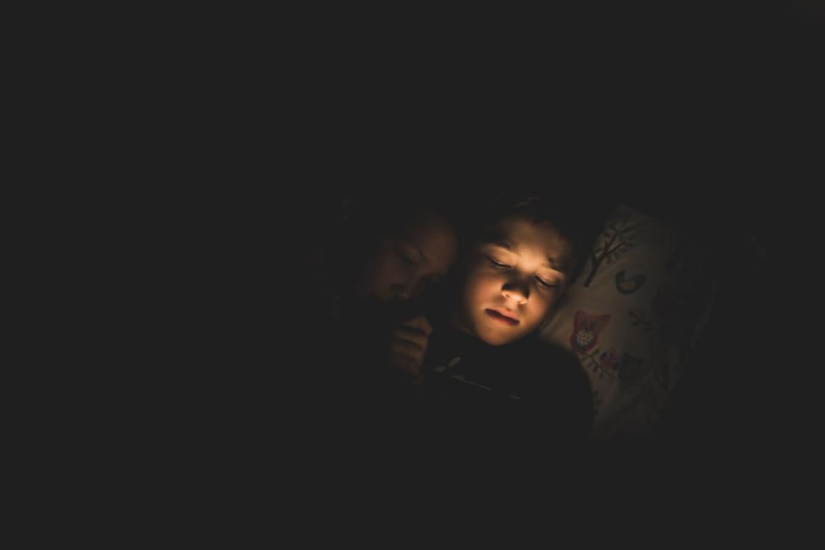 La luz de los dispositivos electrónicos interfiere en el sueño a la hora de dormir. Foto: Unsplash.