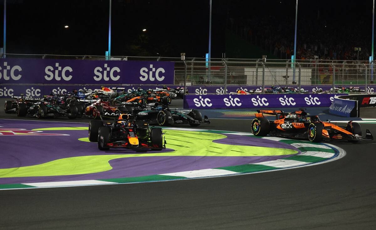 La maniobra que penalizó a Max Verstappen en el GP de Arabia Saudita. Foto: Reuters (Jakub Porzycki)