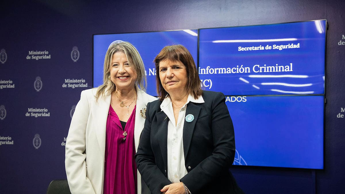 La ministra de Seguridad saliente Patricia Bullrich junto a su sucesora Alejandra Monteoliva.