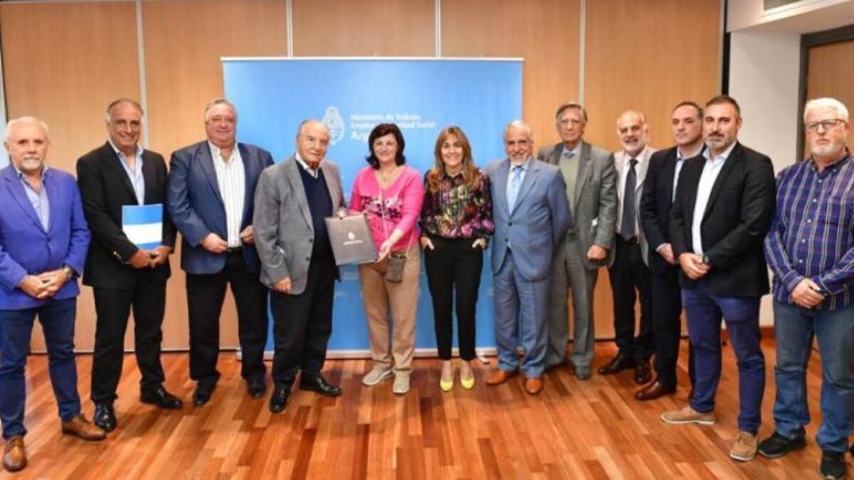 La ministra de Trabajo, junto a representantes sindicales y de las cámaras empresarias. Foto: NA
