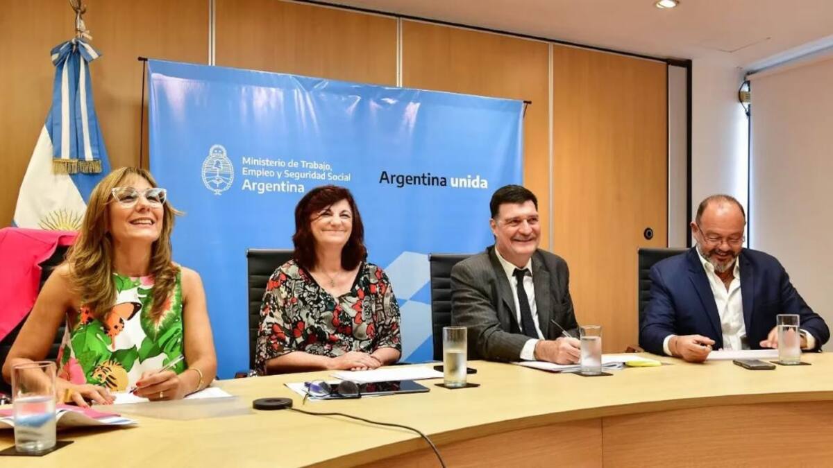 La ministra de Trabajo, Kelly Olmos, encabezó la reunión del Consejo del Salario (Foto: Ministerio de Trabajo).