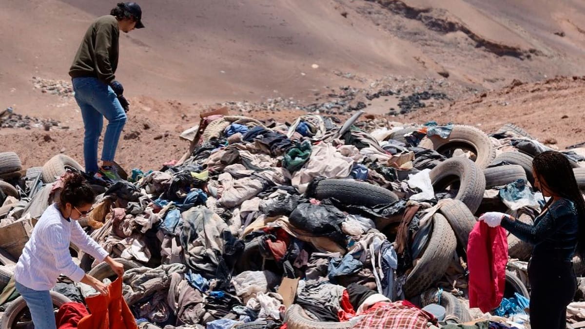Sudamérica en alerta: la montaña de 60.000 toneladas de ropa enviada desde Europa que se ve desde el espacio