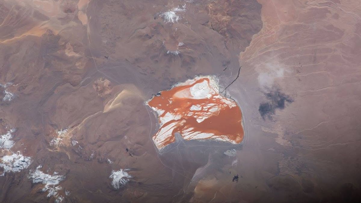 La NASA fotografió una misteriosa mancha naranja en un país vecino de Argentina desde el espacio: qué es y cuál es su explicación