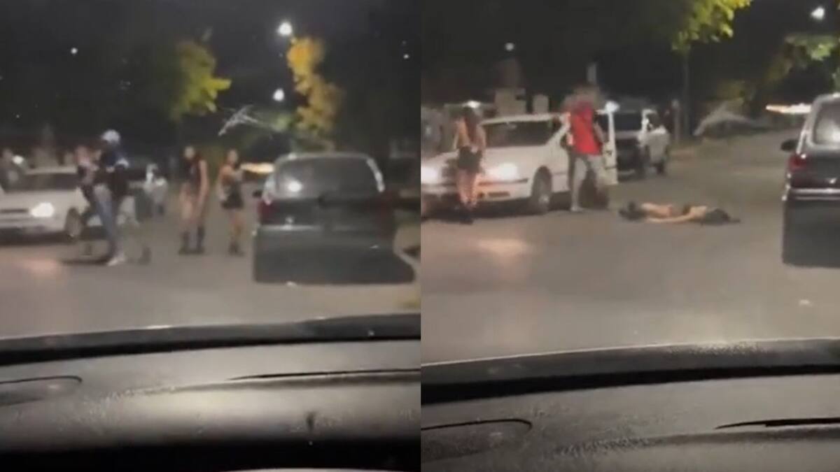 La noquearon y quedó tendida en el piso. Foto: captura video.