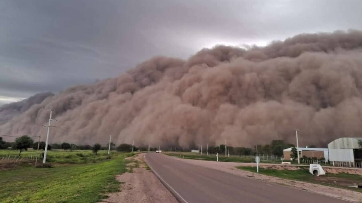 La nube de tierra en Santiago del Estero. Foto: X @davidcorreatv.