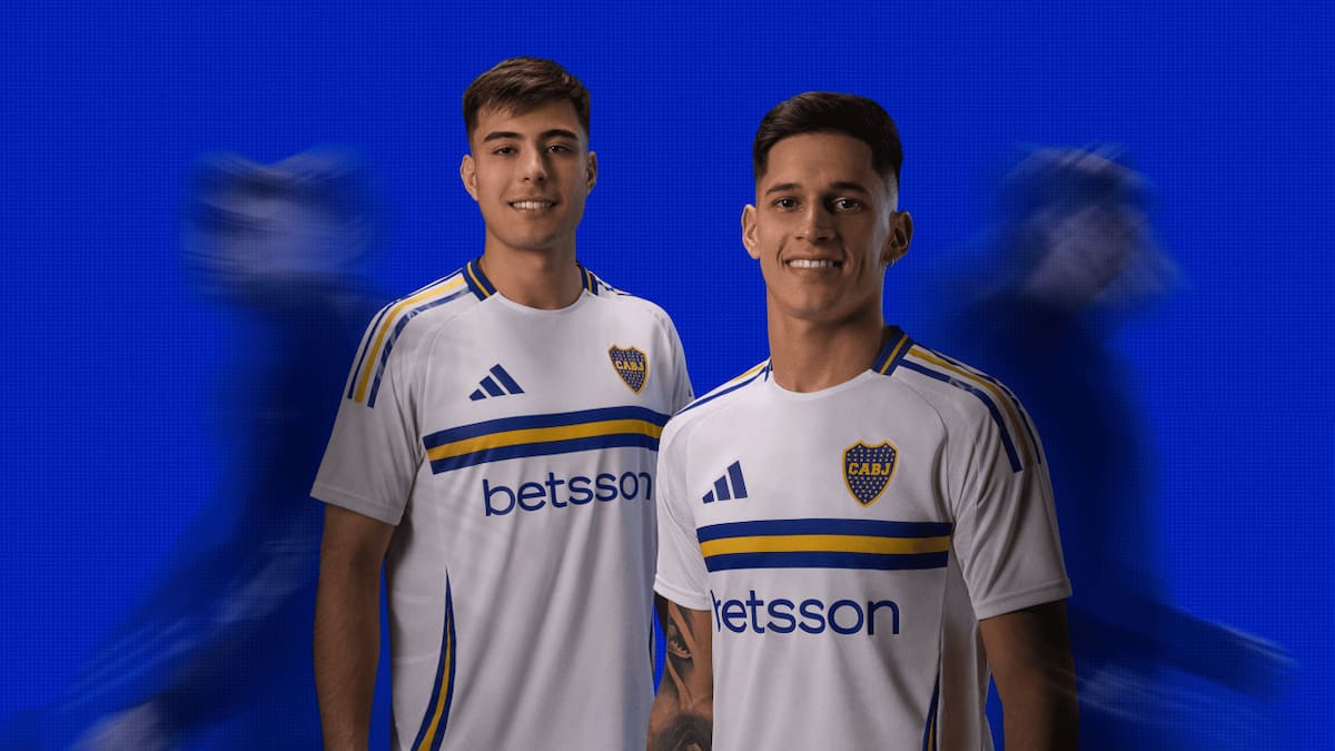 Aaron Anselmino y Brian Aguirre, con la nueva camiseta. Foto: X @BocaJrsOficial.