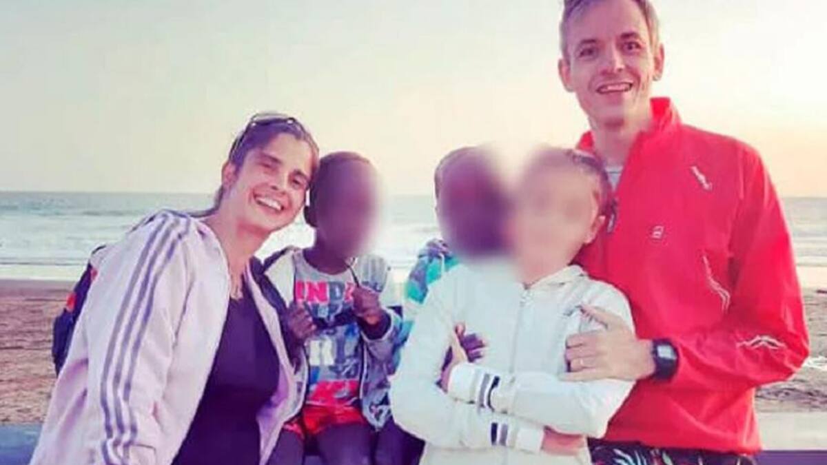 La pareja de 45 y 44 años que abandonó a los niños africanos en una comisaría. Foto: NA