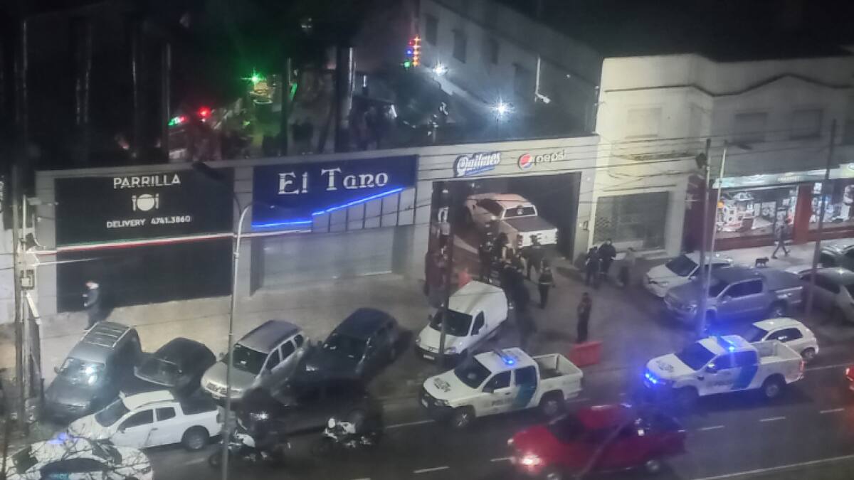 La parrilla El Tano, donde sucedió el enfrentamiento entre facciones de la barrabrava de Independiente. Foto X/@rubendar67.