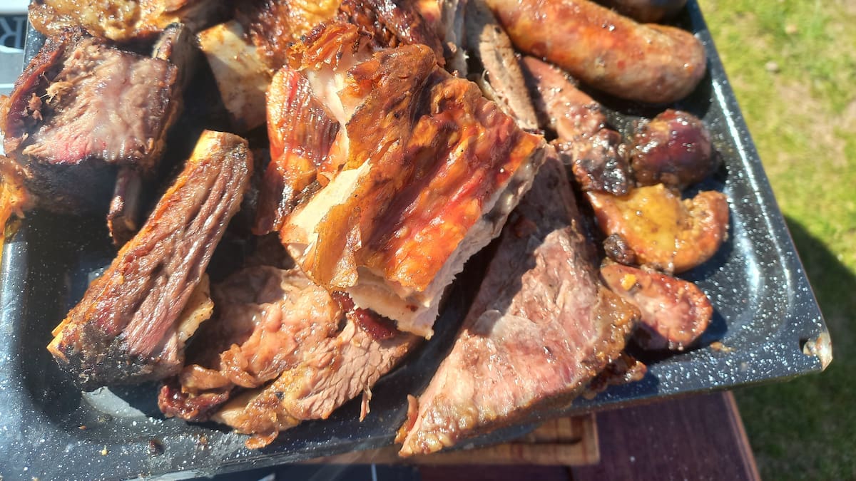 El secreto gastronómico de Carlos Keen: una parrilla libre con carne a la estaca, menú casero y descuentos