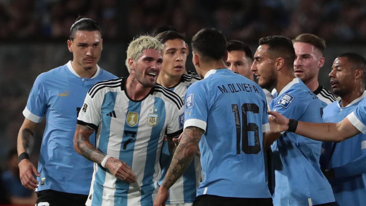 La pelea en Argentina-Uruguay. Foto: EFE