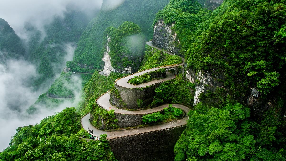 La “Avenida hacia el Cielo”: así es la peligrosa carretera de China con 99 curvas que desafía a conductores profesionales