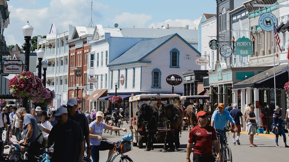 La pequeña isla de Estados Unidos donde están prohibidos los autos y todo funciona con caballos: así es Mackinac en Michigan